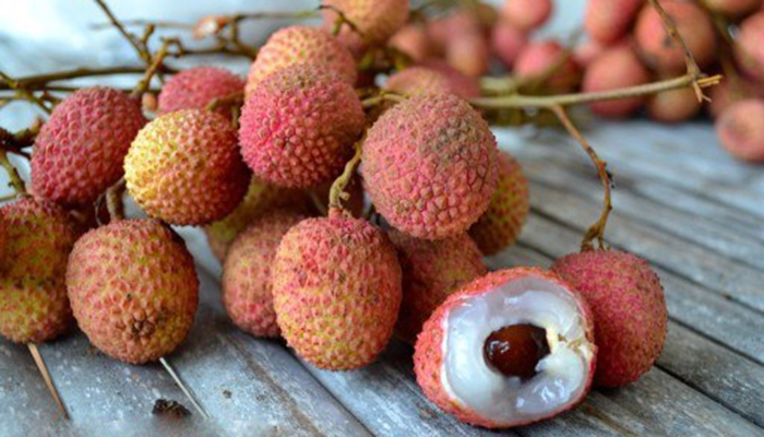 Личи болезни. Как есть личи в сыром. Как едят личи фрукт в сыром виде. Личи. Китайские личи.